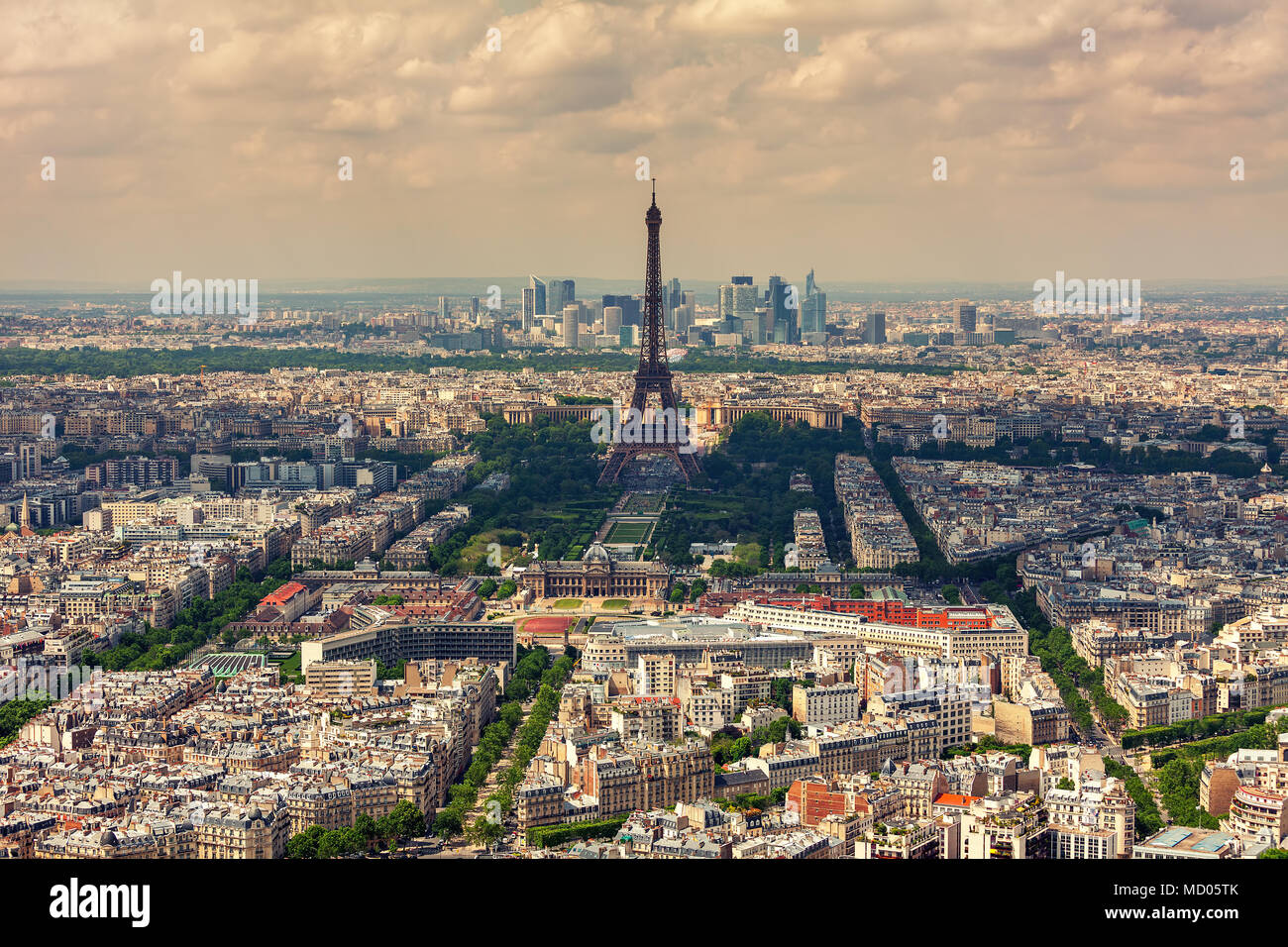 Luftaufnahme der Pariser Skyline, Eiffelturm und La Defense im Hintergrund als vom Tour Montparnasse in Paris, Frankreich. Stockfoto