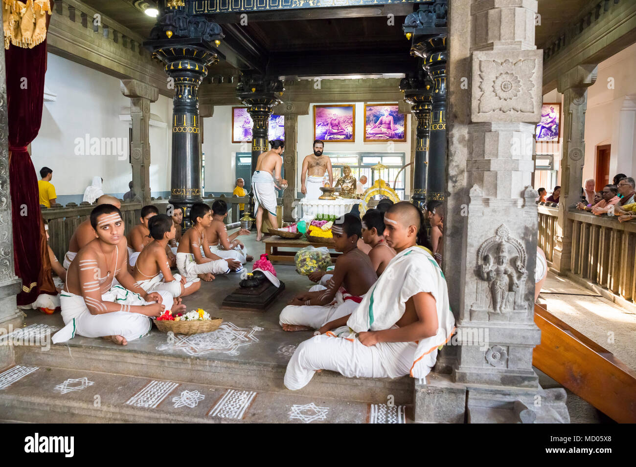Ashram von Sri Ramana Maharshi, Tiruvannamalai, Tamil Nadu, Indien - März circa, 2018. Nicht identifizierte Frau und Mann Zeremonie im Ashram zu meditieren, t Stockfoto