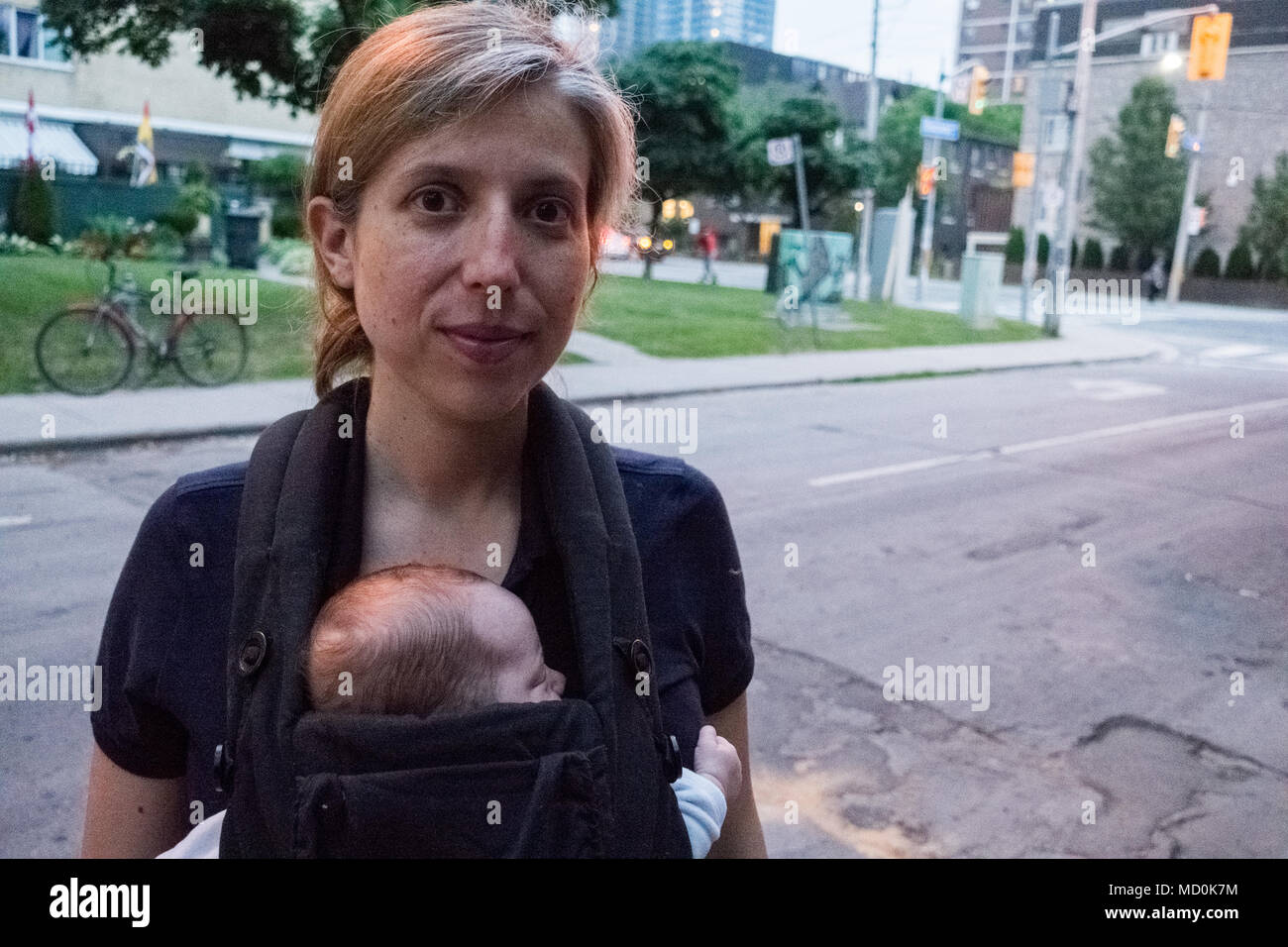 Porträt der Mutter mit ihrem Baby in Karriere auf Stadt. Stockfoto