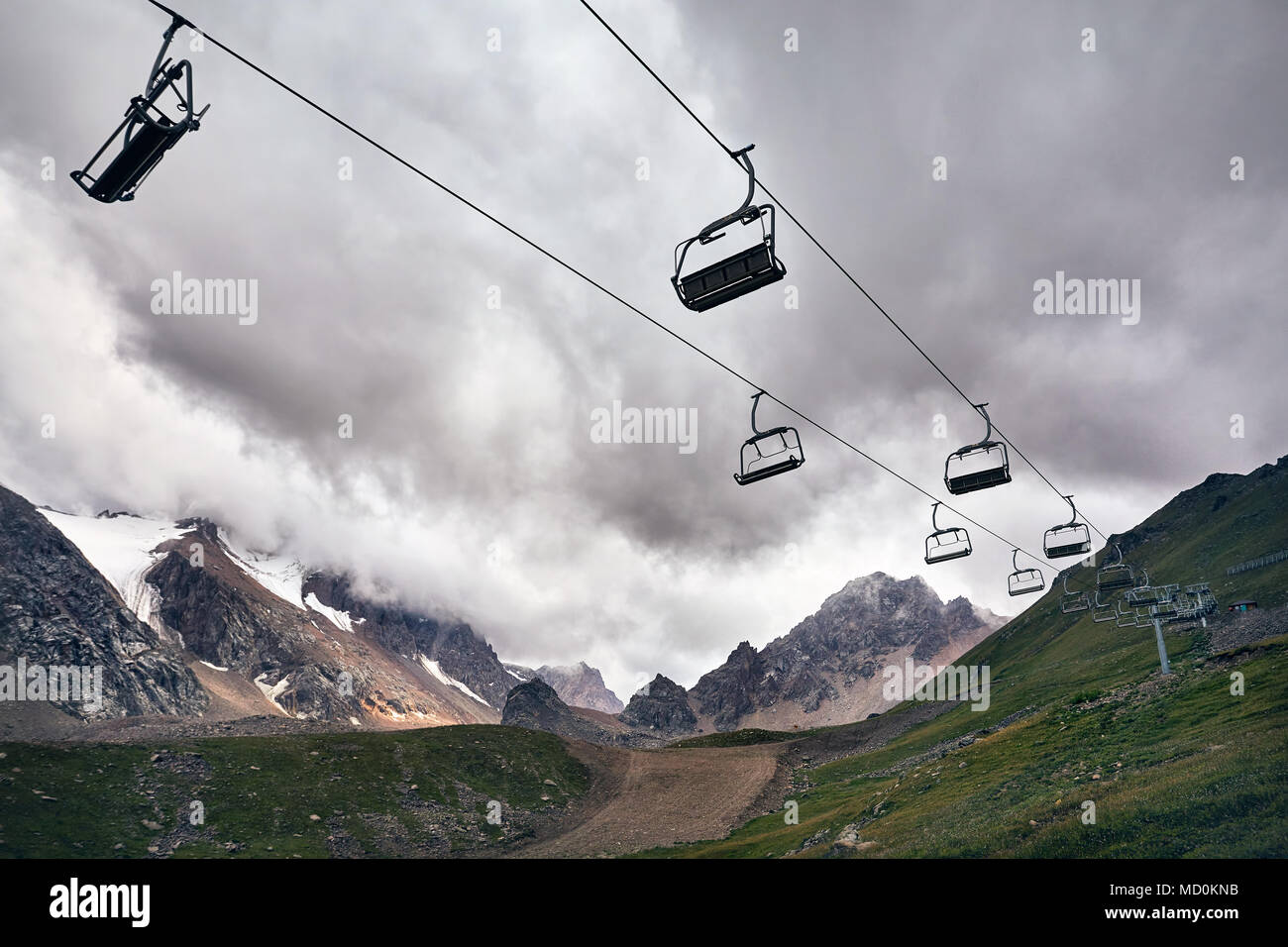 Cable Car Station am Mountain Ski Resort am grauen bewölkten Himmel Stockfoto