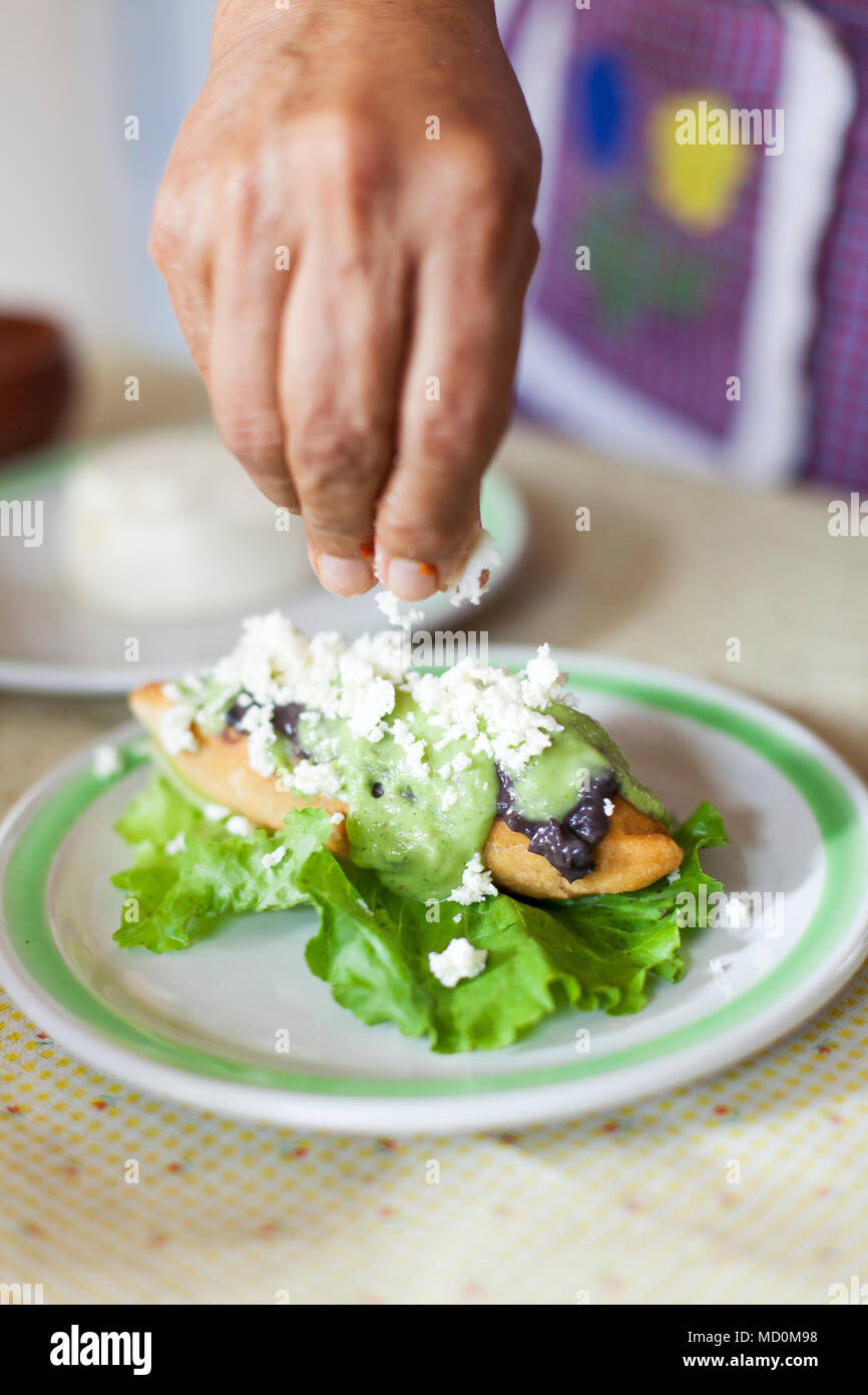 Koch Raquel Patricia Garzon kochen molotes (Mais-basierten Krapfen mit Kartoffeln und Fleisch gefüllt) in Ihrer Küche Oaxaca City, Oaxaca, Mexiko Stockfoto