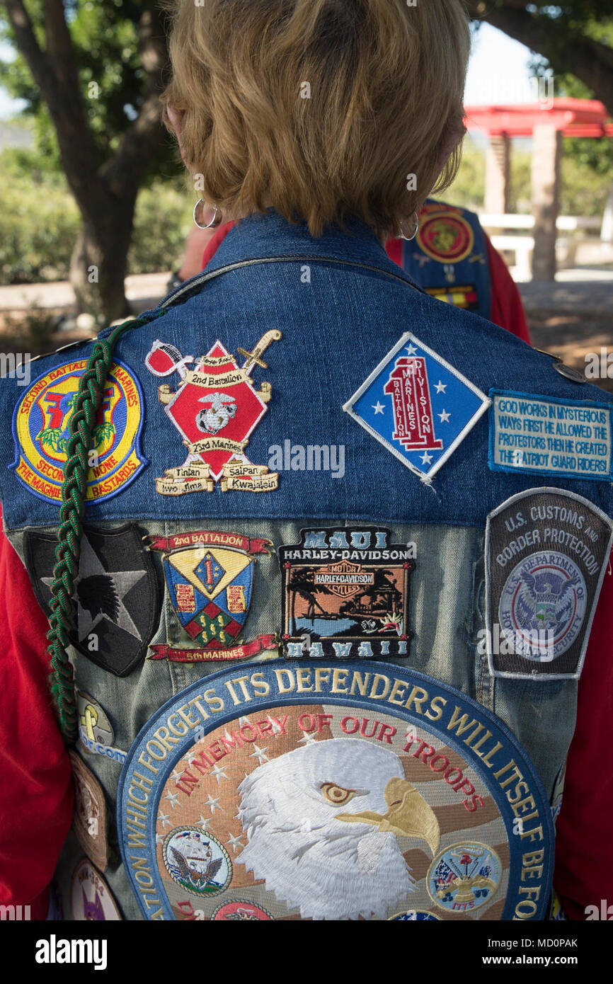 Ein Patriot Guard Rider von Südkalifornien mit American Legion Riders beteiligt sich an der Lieferung der 5 Marines Vietnam War Memorial in der Marine Corps Base Camp Pendleton, Calif., 29. März 2018. Die Gedenkstätte ist geplant am 28. Mai vorgestellt zu werden, 2018 Hommage an die Marinesoldaten und Matrosen des Regiments zu bezahlen. Stockfoto