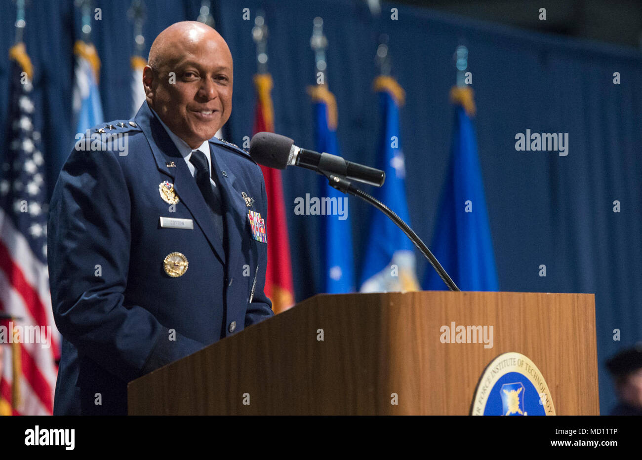 Generalleutnant Anthony Cotton, Universität Commander, gibt Erläuterungen während der Air Force Institut 2018 von Technologie Anfang Zeremonie im National Museum der United States Air Force, Dayton, Ohio, 22. März 2018. AFIT ist auf eine hervorragende Verteidigung - fokussierte Forschung-basierte Weiterbildung fokussiert. Stockfoto