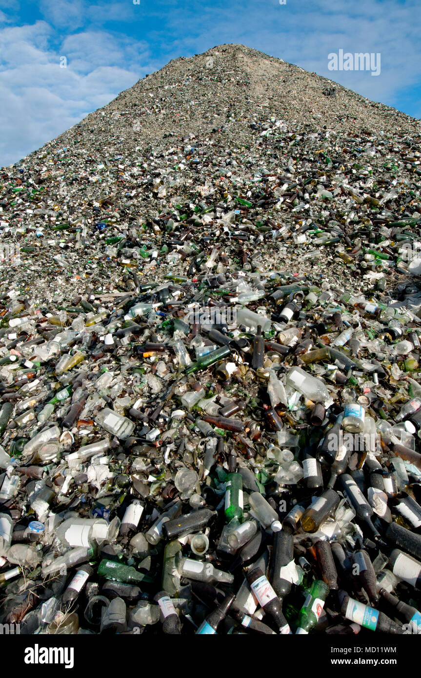 Berg von Glasflaschen recycelt werden Stockfoto