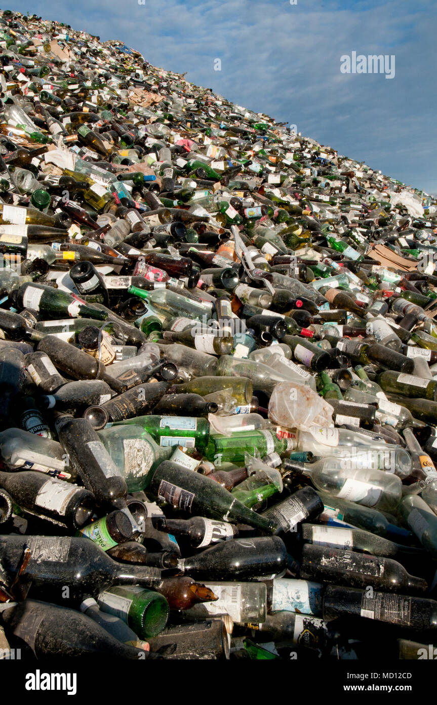 Berg von Glasflaschen recycelt werden Stockfoto