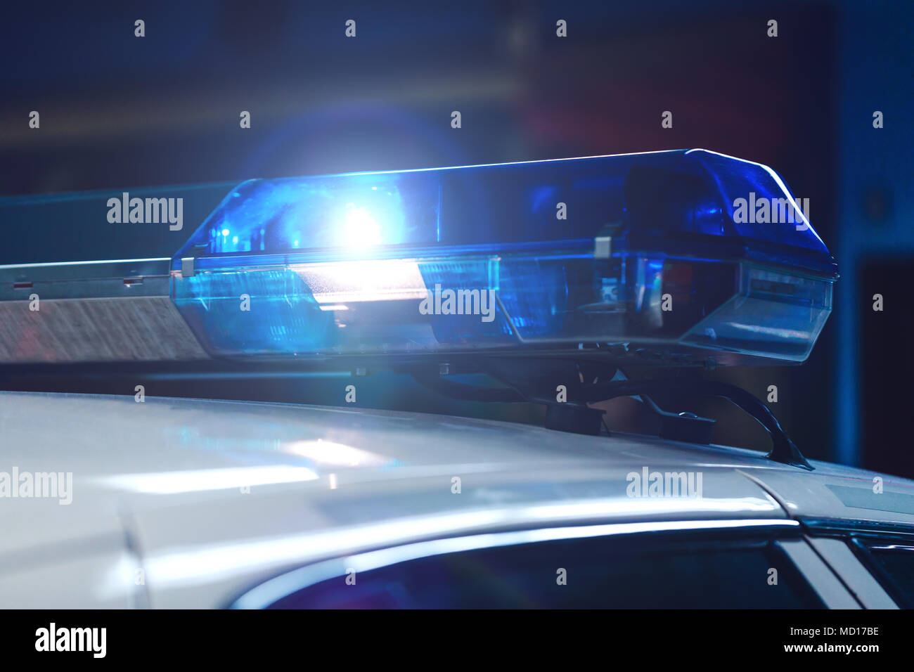 Polizei in der Nacht im Auto mit Blau Sirene Blinker. Siren Polizei Auto  blinkt, close-up. Polizei Licht und Sirene auf dem Auto in Aktion  Stockfotografie - Alamy