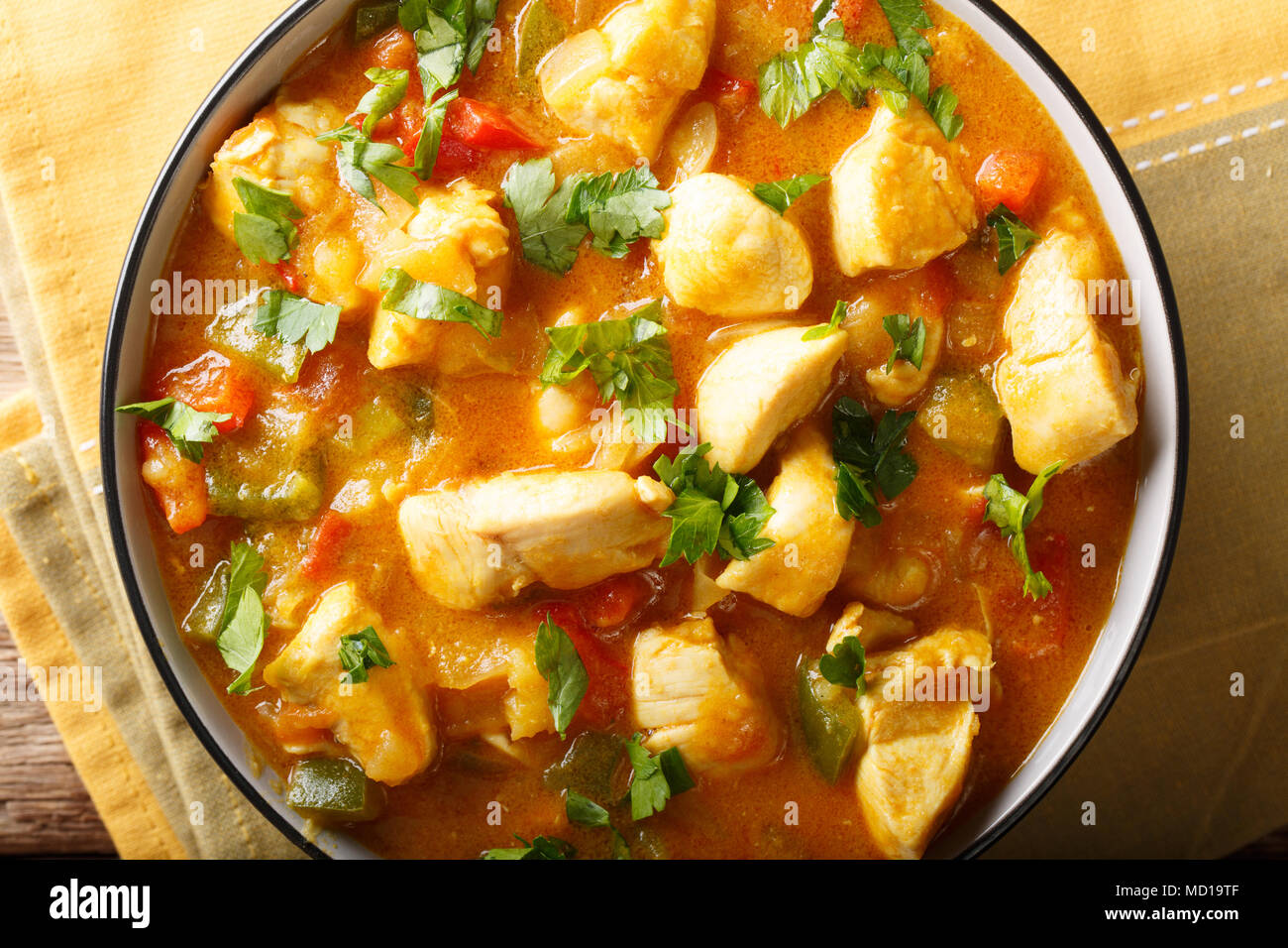 South American Food: Bobo Huhn Eintopf mit Gemüse in Kokosmilch close-up in eine Schüssel. horizontal oben Ansicht von oben Stockfoto