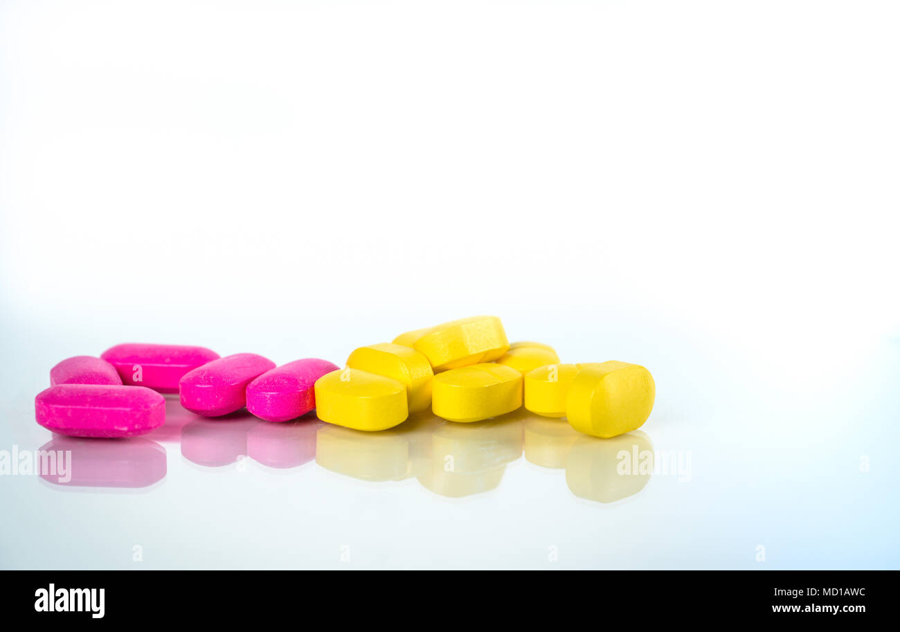 Gelb und Rosa, ovale Tablette Pillen mit Schatten auf weißem Hintergrund mit Kopie Platz für Text. Leichte bis mäßige Schmerzen Management. Schmerzmittel Medizin. Ich Stockfoto