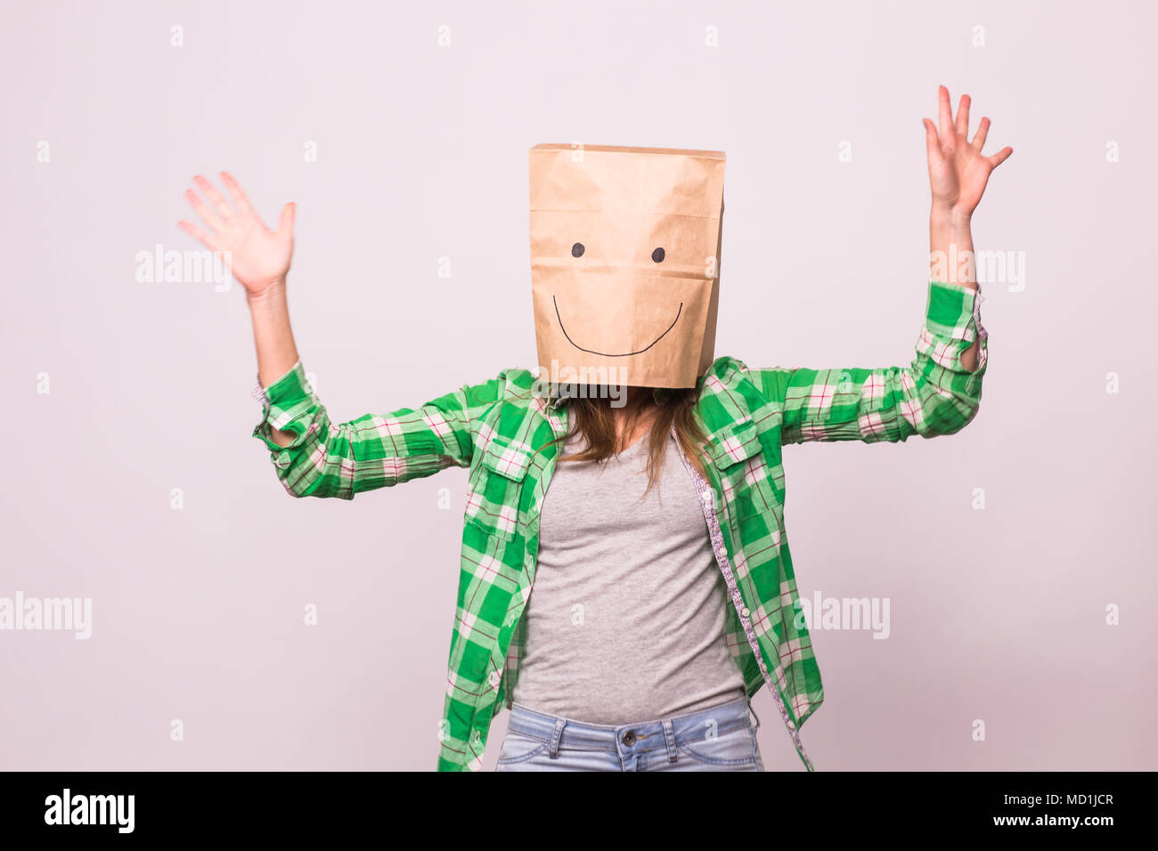 Gerne Unbekannte Frau Mit Einer Papiertute Auf Dem Kopf Auf Weissem Hintergrund Stockfotografie Alamy