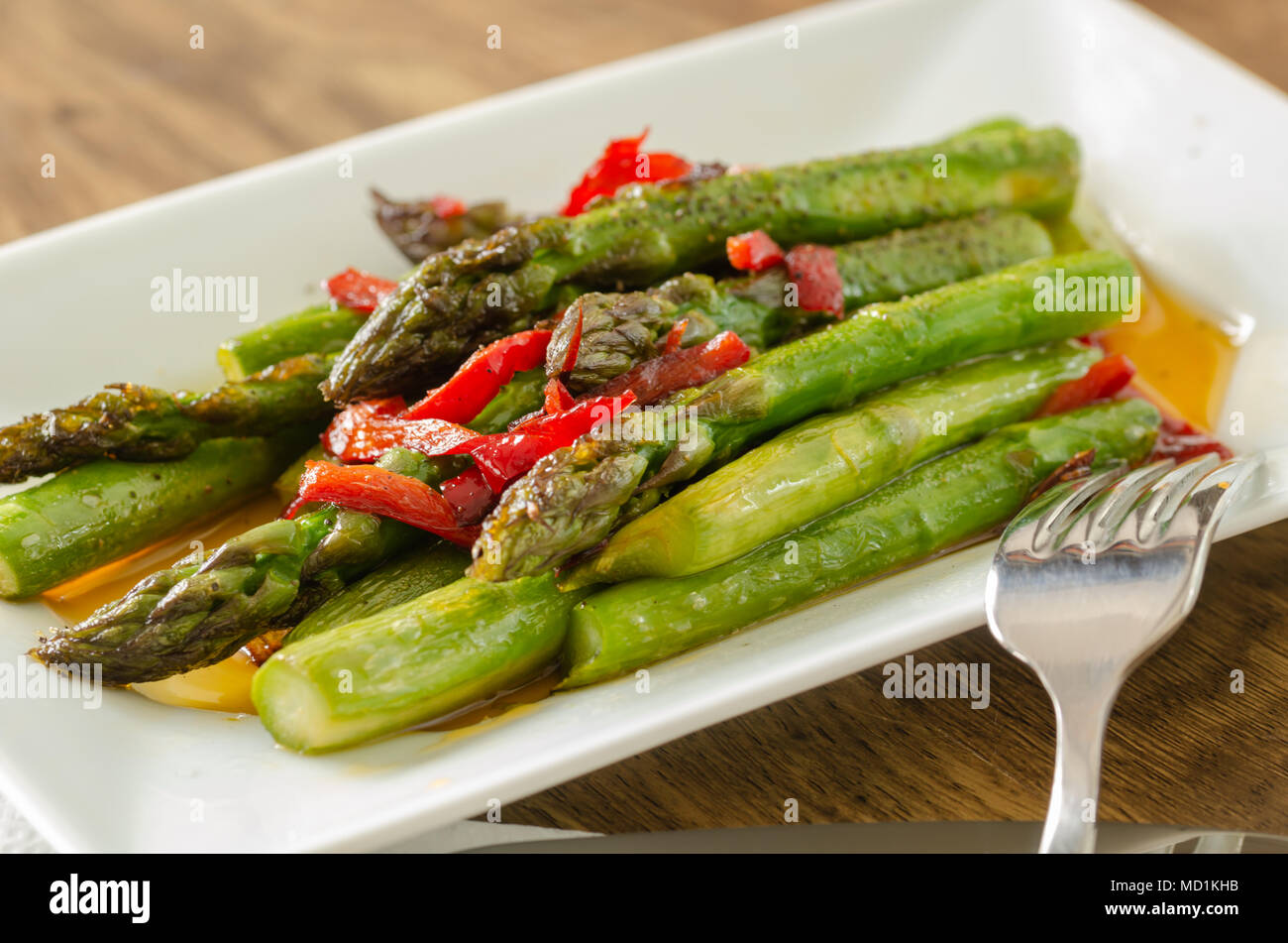Grüner Spargel gebraten mit Paprika, diente als Salat. Stockfoto