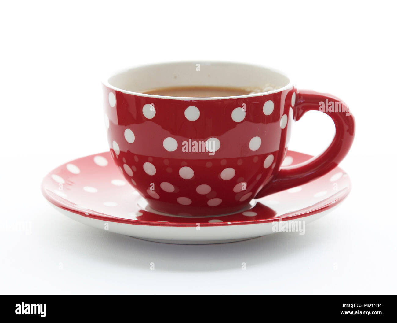 Große Tasse Tee in eine rote Schale mit weißen Punkten Stockfoto