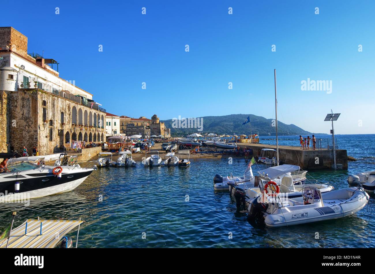 Santa Maria di Castellabate, Kampanien, Italien, 15. August 2016. Die Marina mit Touristenbooten und kleinen Fischerbooten. Stockfoto