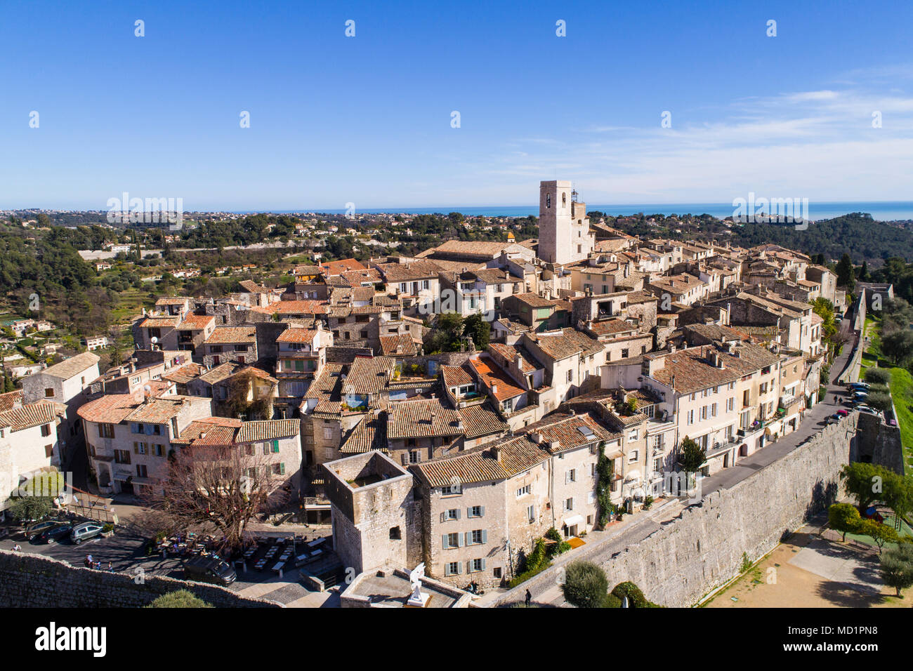 Luftaufnahme von St Paul de Vence, einem berühmten Dorf thront auf der Französischen Riviera. Stockfoto