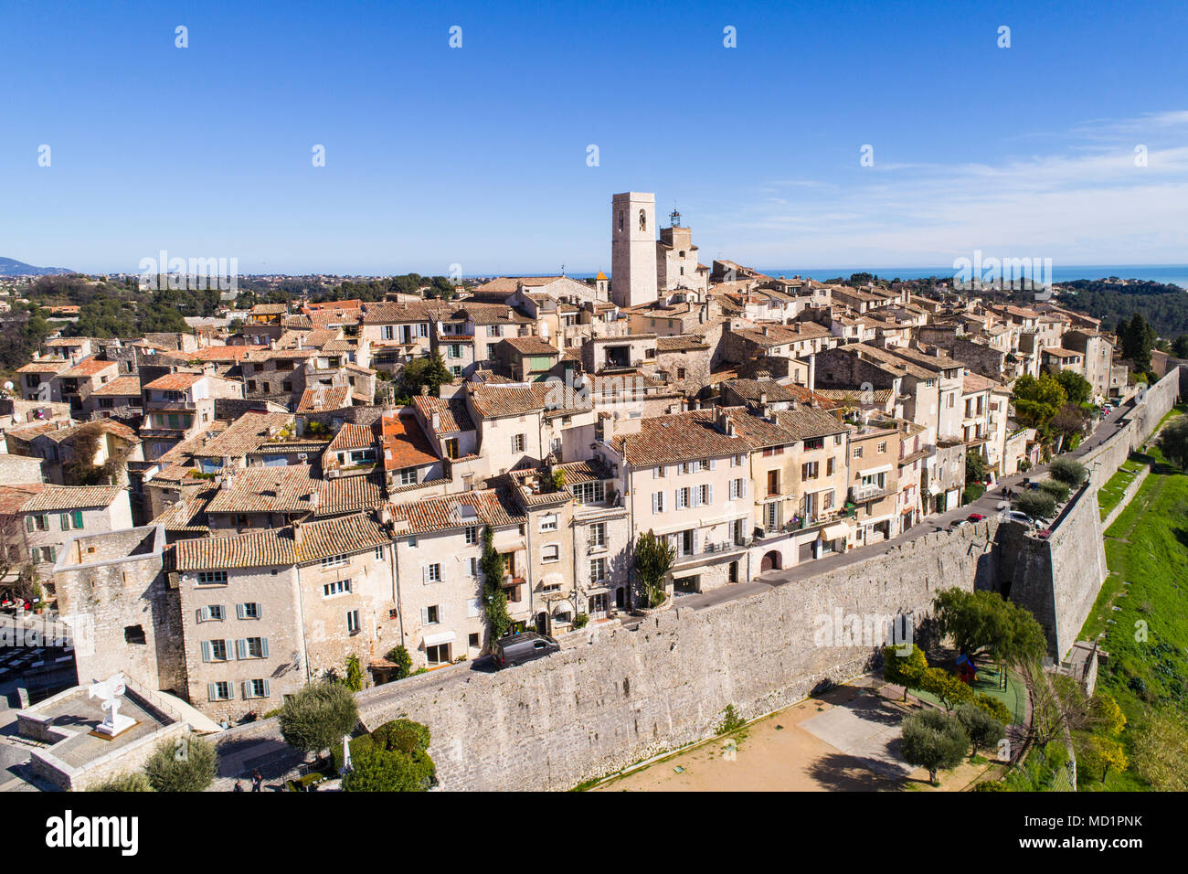 Luftaufnahme von St Paul de Vence, einem berühmten Dorf thront auf der Französischen Riviera. Stockfoto
