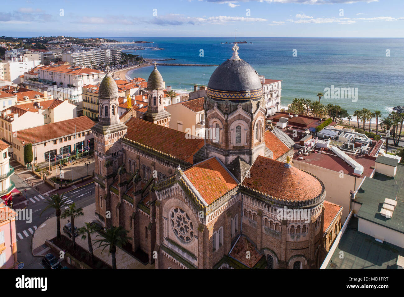 Frankreich, Var, Luftaufnahme von Saint Raphael, Hafen und Notre Dame de la Victoire Kirche, Stockfoto