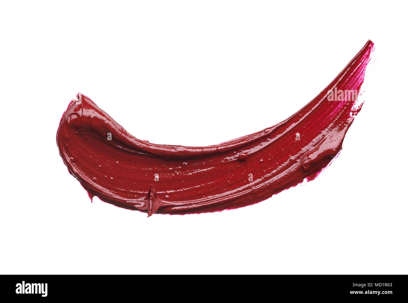 Rote Make-up Verschmieren der Lip Gloss auf weißem Hintergrund. Roten Lippenstift Textur auf weißem Hintergrund. Textur der gebrochenen roten Lippenstift Stockfoto