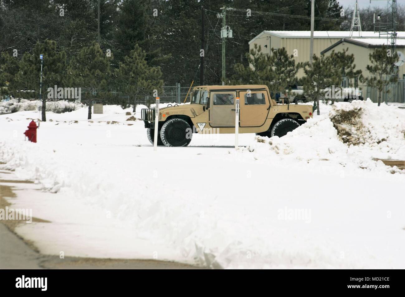 Operation Cold Steel II war eine Übung zur Qualifizierung und Validierung von Waffen, die 2018 im Rahmen der Ready Force X durchgeführt wurde. Das Archivbild dokumentiert Soldaten, die am 7. März 2018 während der Ausbildung unter der Aufsicht des 416. Theater Engineer Command ein High Mobility Multipurpose-Fahrzeug in der Kantonment Area in Fort McCoy, Wisconsin, fuhren. Stockfoto