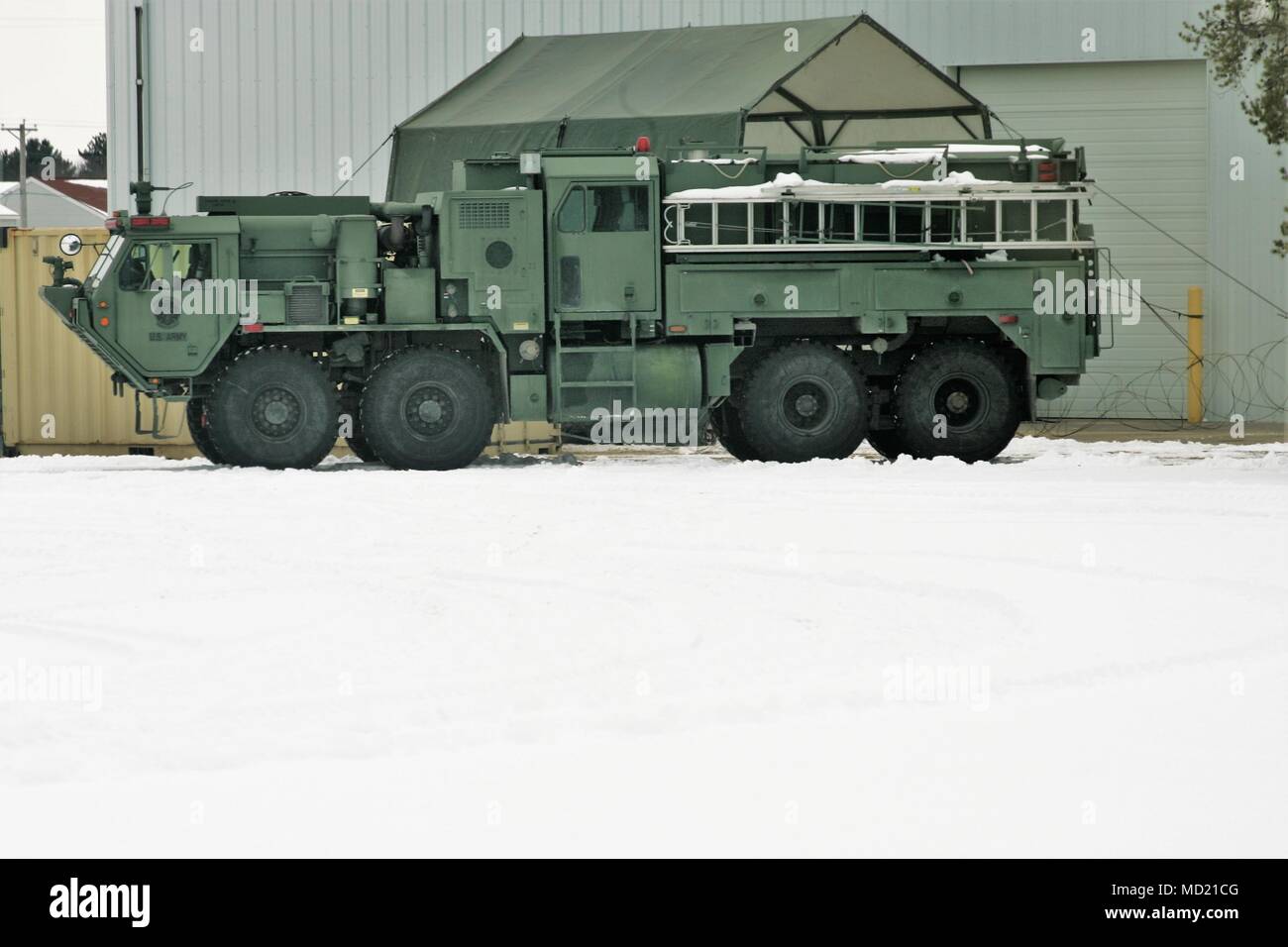 Die Operation Cold Steel II war eine Übung zur Qualifizierung und Validierung von Waffen durch die Crew der United States Army Reserve aus dem Jahr 2018 unter Ready Force X. das Archivbild dokumentiert ein Militärfahrzeug, das am 7. März 2018 im Kantonment Fort McCoy, Wisconsin, während des Task Force Triad Trainings des 416. Theater Engineer Command positioniert wurde. Stockfoto