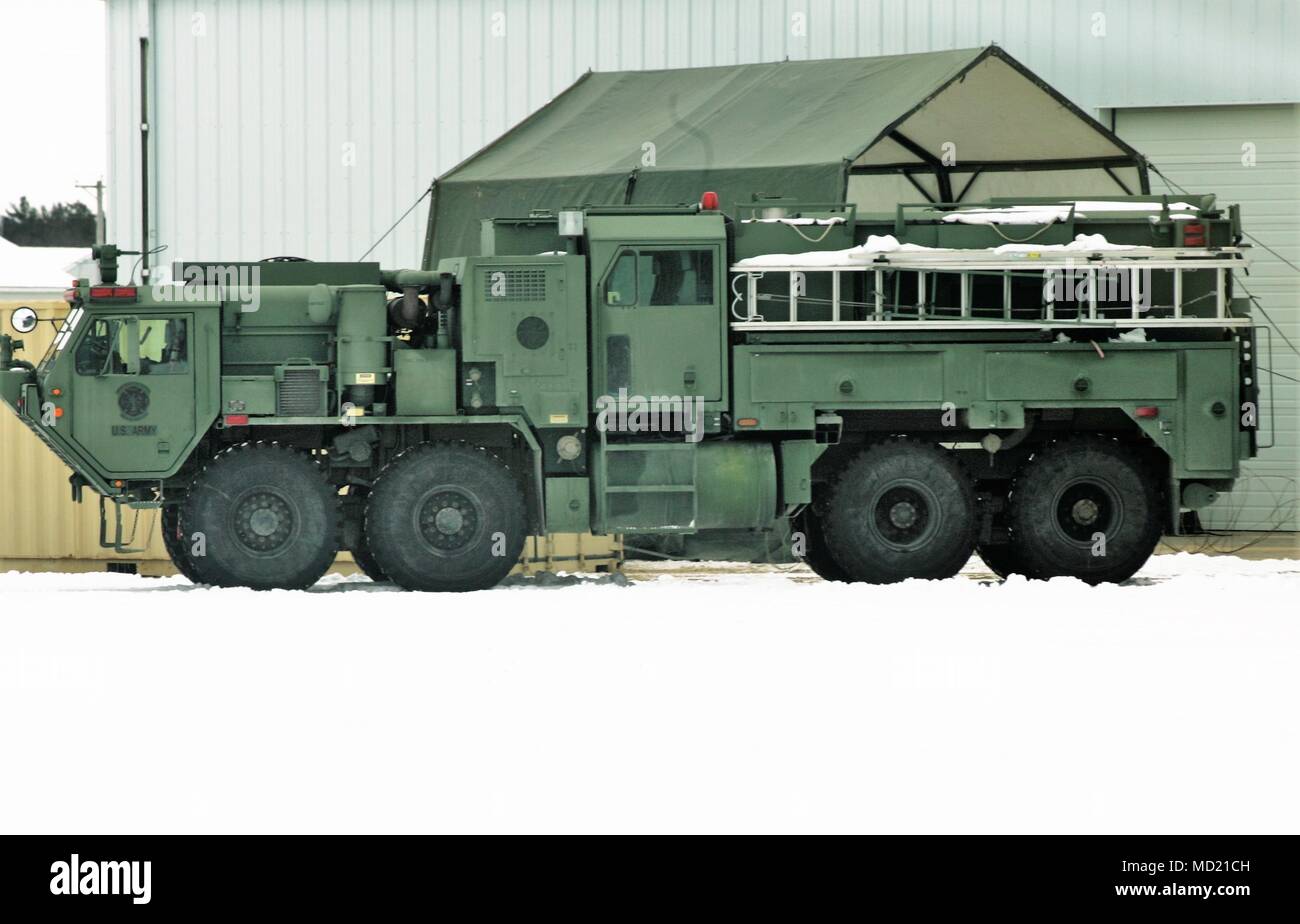 Operation Cold Steel II war eine Qualifizierungs- und Validierungsübung der US Army Reserve, die 2018 stattfand, um Einheiten für den Einsatz unter Ready Force X. das Archivbild zeichnet ein Militärfahrzeug auf, das am 7. März 2018 im Kantonment-Gebiet in Fort McCoy, Wisconsin, während der Trainingsaktivitäten unter der Leitung des 416. Theater Engineer Command geparkt wurde. Stockfoto