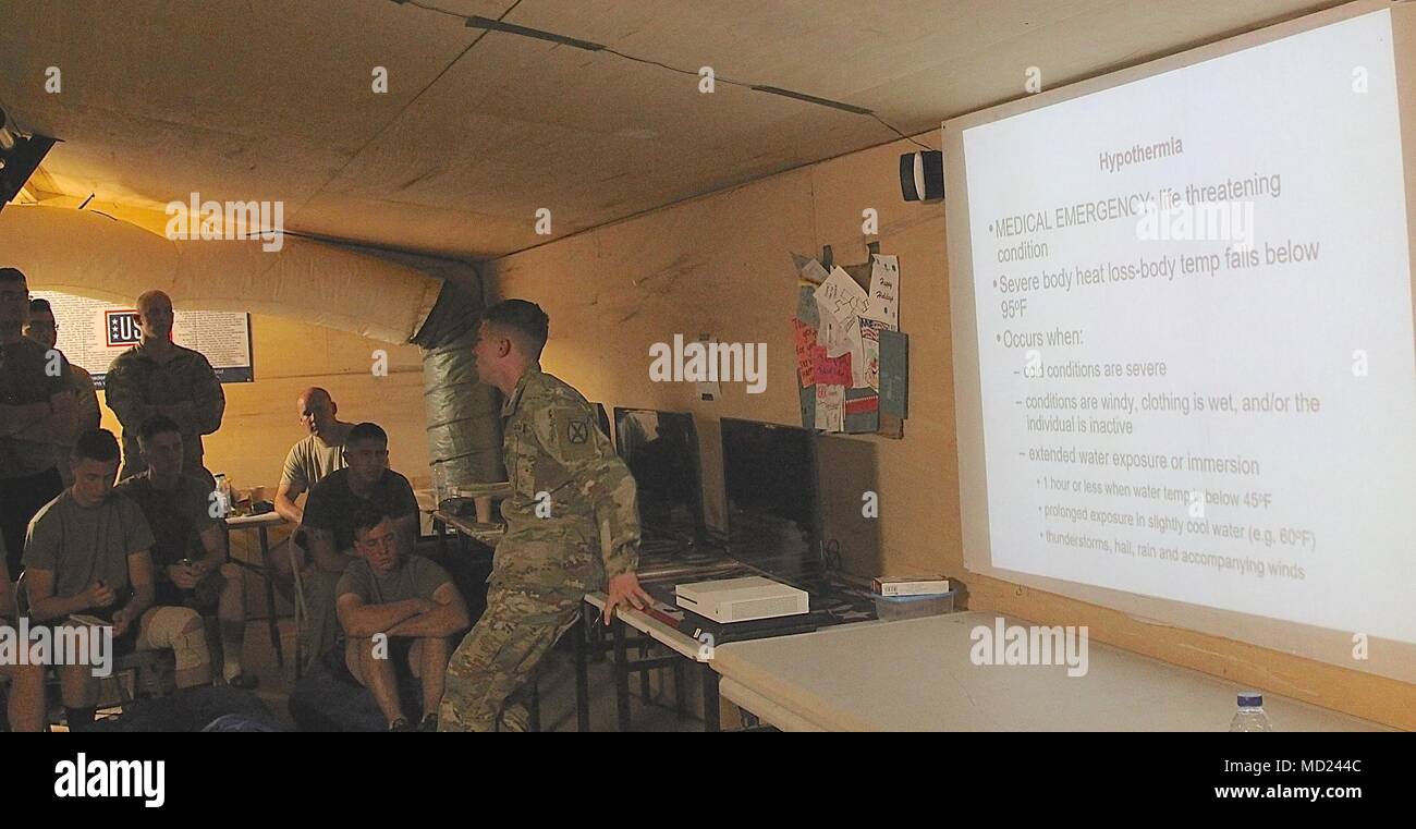 Soldaten der Task Force Darby auf Kontingenz Lage Garoua, Kamerun, Durchführung einer 1St Bataillon, 87 Infanterie Regiment, 1st Brigade Combat Team, 10 Mountain Division mit kaltem Wetter klasse in der 107 Grad Hitze von Garoua für Soldaten Umschichtung nach Ft. Drum, New York. TF Darby dienen Mitglieder sind in einer unterstützenden Rolle für den Kamerunischen militärischen Kampf gegen die gewalttätigen extremistischen Organisation Boko Haram zu dienen. Stockfoto