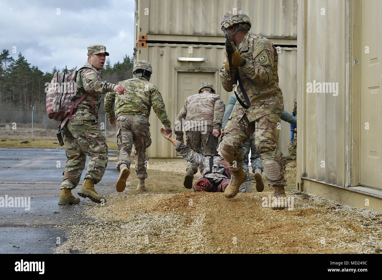 Von den Teilnehmern an der Bekämpfung der Medizinische Dienst und medizinische Dienst Kurs einen simulierten Unfall an der 7th Army Training Befehl medizinischen Simulationen Training Center, Grafenwöhr, Deutschland, 13. März 2018 verlassen. Die Armee der Medizinischen Abteilung Center und der Schule, die sich auf Fort Sam Houston, Texas, sofern diese Kurse zum ersten Mal in Europa für Heer, Luftwaffe und National Guard Kapläne und Kaplan Assistenten in England, Italien, Polen, der Türkei und Deutschland stationiert. (U.S. Armee Foto von Gertrud Zach) Stockfoto