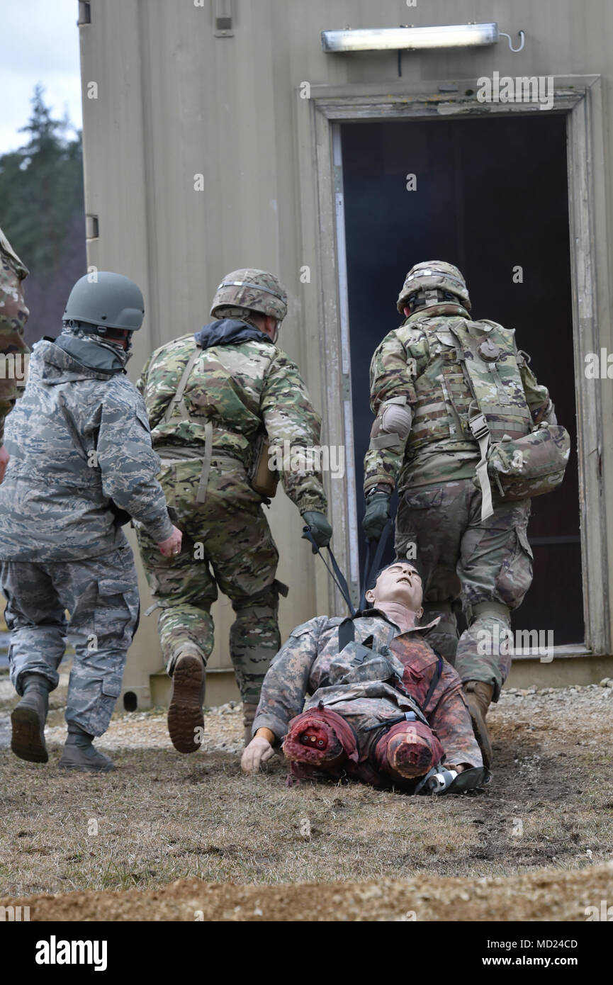 Von den Teilnehmern an der Bekämpfung der Medizinische Dienst und medizinische Dienst Kurs einen simulierten Unfall an der 7th Army Training Befehl medizinischen Simulationen Training Center, Grafenwöhr, Deutschland, 13. März 2018 verlassen. Die Armee der Medizinischen Abteilung Center und der Schule, die sich auf Fort Sam Houston, Texas, sofern diese Kurse zum ersten Mal in Europa für Heer, Luftwaffe und National Guard Kapläne und Kaplan Assistenten in England, Italien, Polen, der Türkei und Deutschland stationiert. (U.S. Armee Foto von Gertrud Zach) Stockfoto