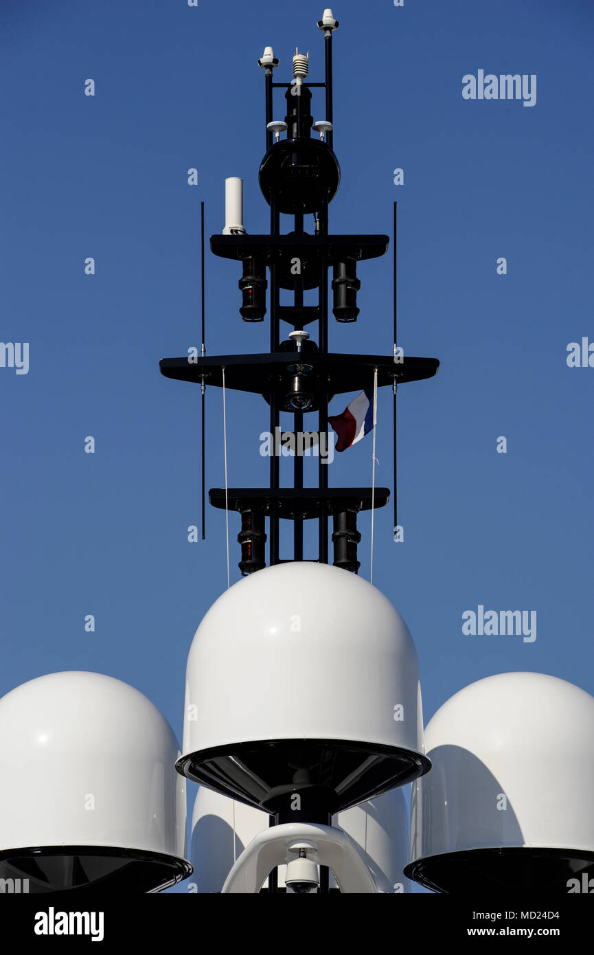 Yachten und SUPERYACHTEN ANTENNENMAST - SATELLITEN KUPPELN - BOOTE RADAR - GPS-Navigation - NAVIGATIONSSYSTEM - YACHTEN CANNES FRANKREICH © F. BEAUMONT Stockfoto