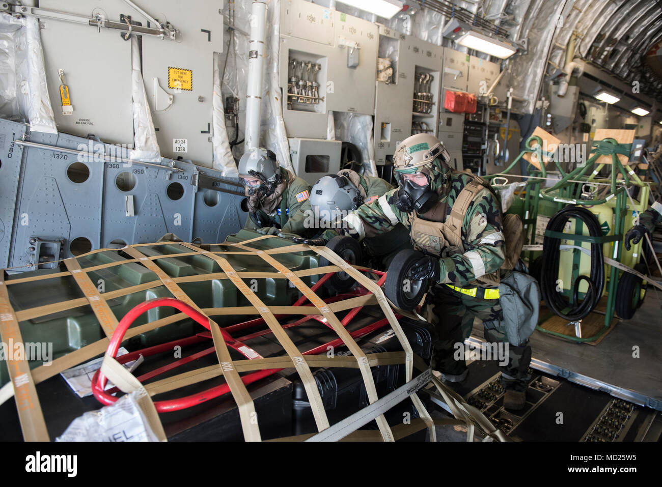 Us Air Force Mitarbeiter Sgts. Nathan Ritchie und Gunther Legg zusammen mit älteren Flieger Thomas Warren offload simulierten kontaminierten Fracht während einer Mobilität Übung (Mobex) am Joint Base Mc Guire-Dix - Lakehurst, New Jersey, 5. März 2018. Ritchie ist eine Antenne Anschluss Supervisor mit der kontingenz Antwort 621st Squadron, Gunther und Legg sind loadmasters mit der 6. Airlift Squadron. (U.S. Air Force Foto von Airman 1st Class Zachary Martyn) Stockfoto