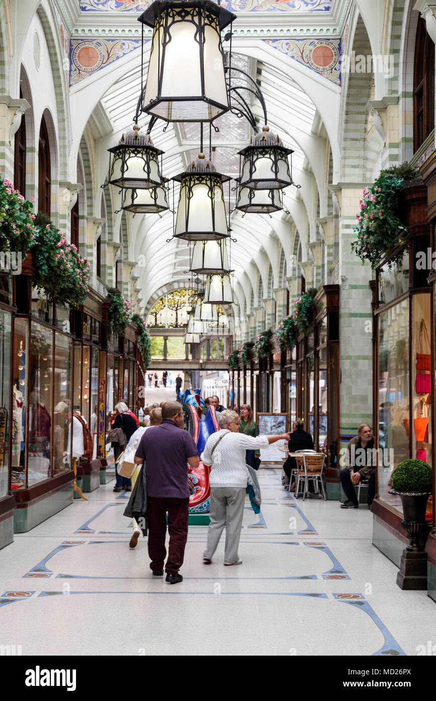 Royal Arcade Norwich. Die Royal Arcade ist eine der schönsten überdachten Einkaufsstraßen im Land. Stockfoto