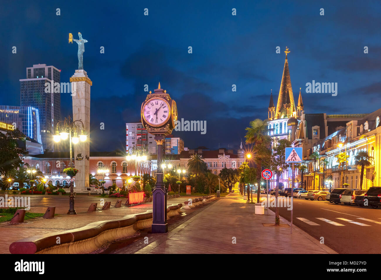 Platz Europa während der Blauen Stunde, Batumi, Georgien Stockfoto