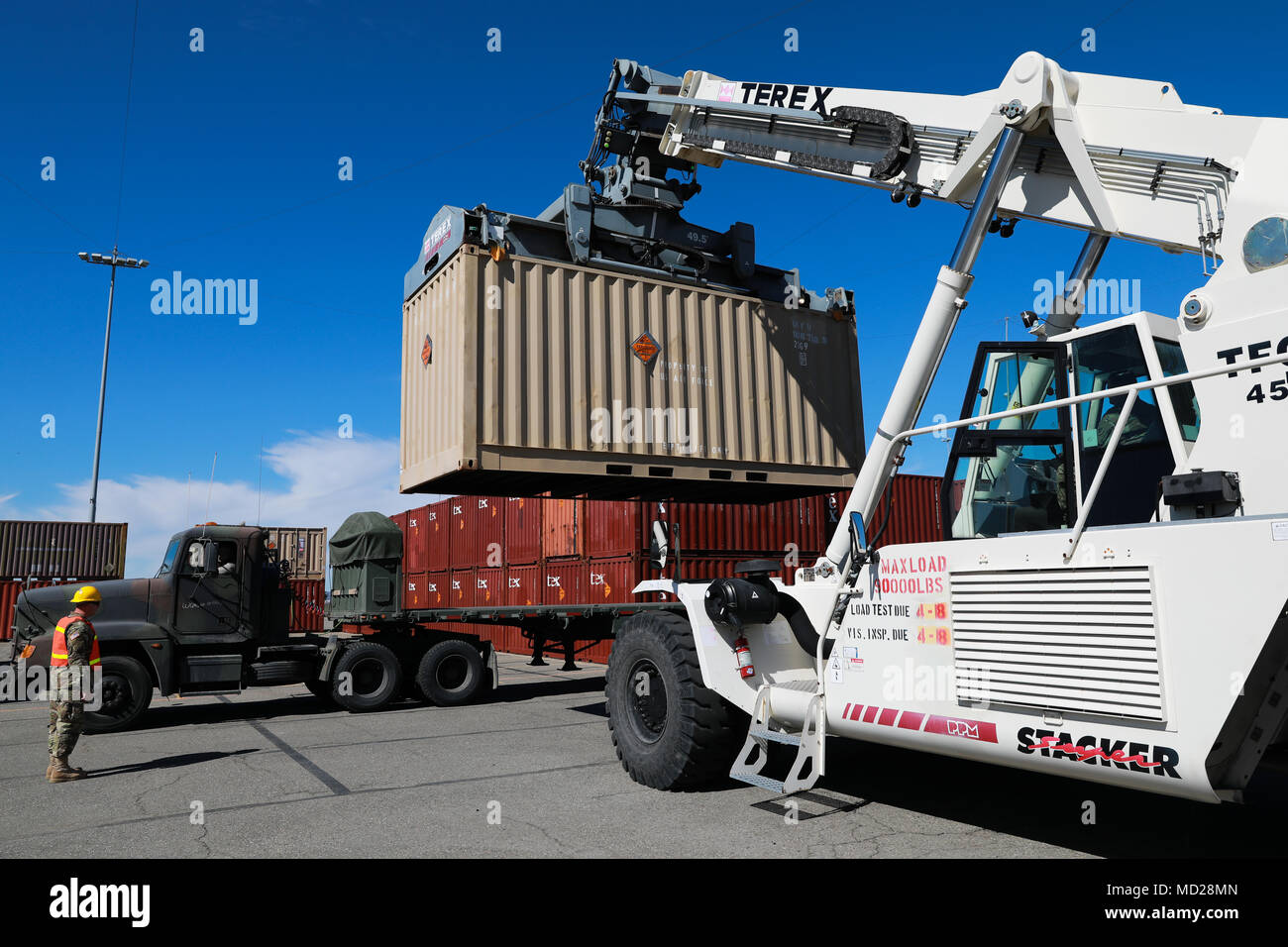 Operation Patriot Bandolier ist eine reale strategische Logistikmission der United States Army, die Armee-Reserve-, National Guard- und Active Component-Kräfte integriert, um Material- und Munitionscontainer durch die Vereinigten Staaten zu transportieren. Das Archivbild dokumentiert Soldaten der US Army Reserve, die am 6. März 2018 während der Hafenoperationen, die die strategische Verteilung unterstützen, einen 20-Fuß-Container im Military Ocean Terminal Concord, Kalifornien, transportierten. Stockfoto