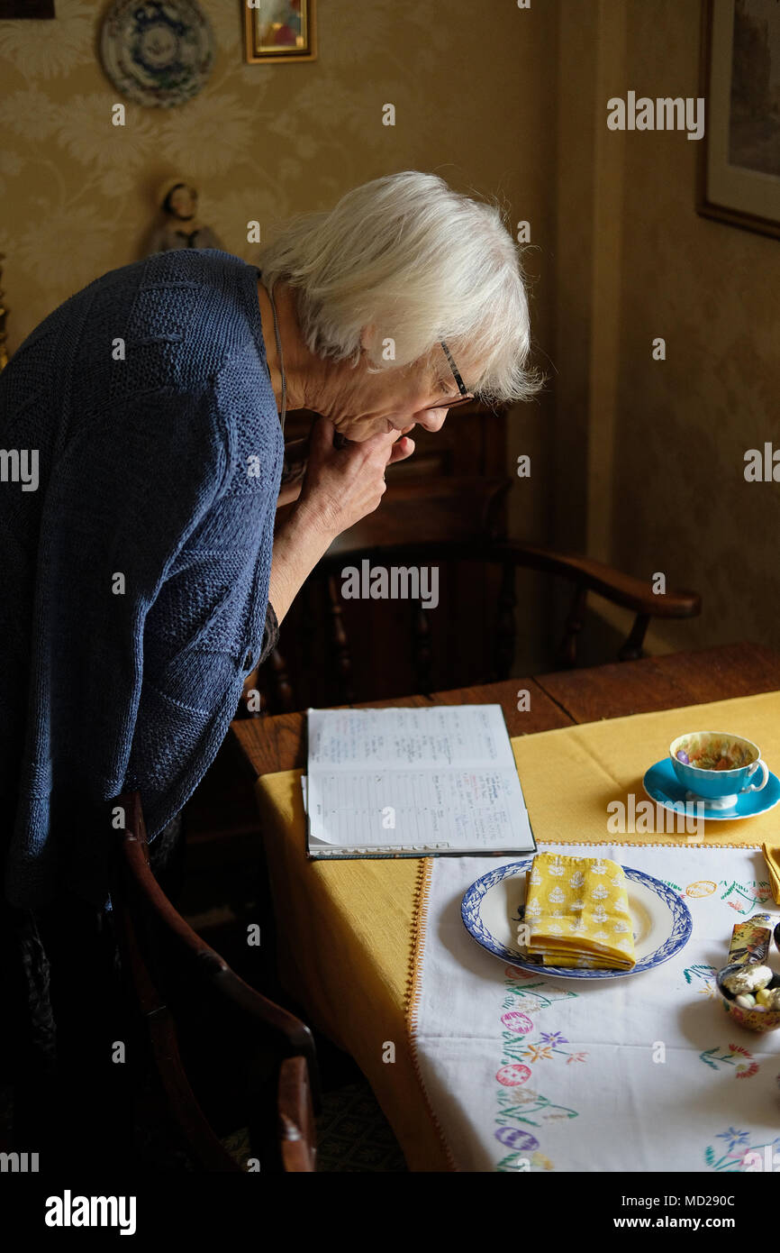 Eine pensionierte Dame am Telefon zu sprechen. Stockfoto