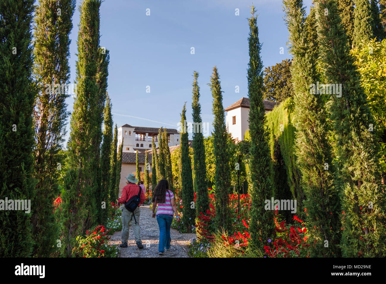 Granada, Andalusien, Spanien - Oktober 7th, 2012: Touristen Spaziergang durch die farbenfrohen Gärten des Generalife, innerhalb der Alhambra und Generalife comp Stockfoto