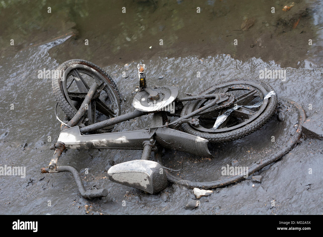 Ein gedumpten Fahrrad ausgesetzt nach dem Ablassen des Birmingham Fazeley Canal, West Midlands, Großbritannien Stockfoto