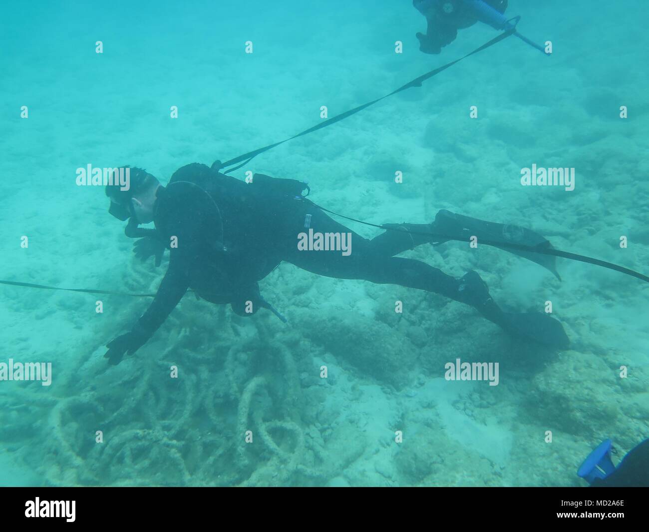 Die SOUDA BUCHT, Griechenland (9. März 2018) ein Marine mit maritimen Raid-Kraft (MRF), 26 Marine Expeditionary Unit (MEU), schwimmt unter Wasser beim Tauchen Ausbildung bei Marinebasis Souda Bay, Griechenland, 9. März 2018. Die MRF durchgeführt, um die Ausbildung an der NATO Maritime Verbot Operations Training Center (NMIOTC) tauchen Kenntnisse zu erhalten. (U.S. Marine Corps Foto von Cpl. Jered T. Stein/Freigegeben) Stockfoto