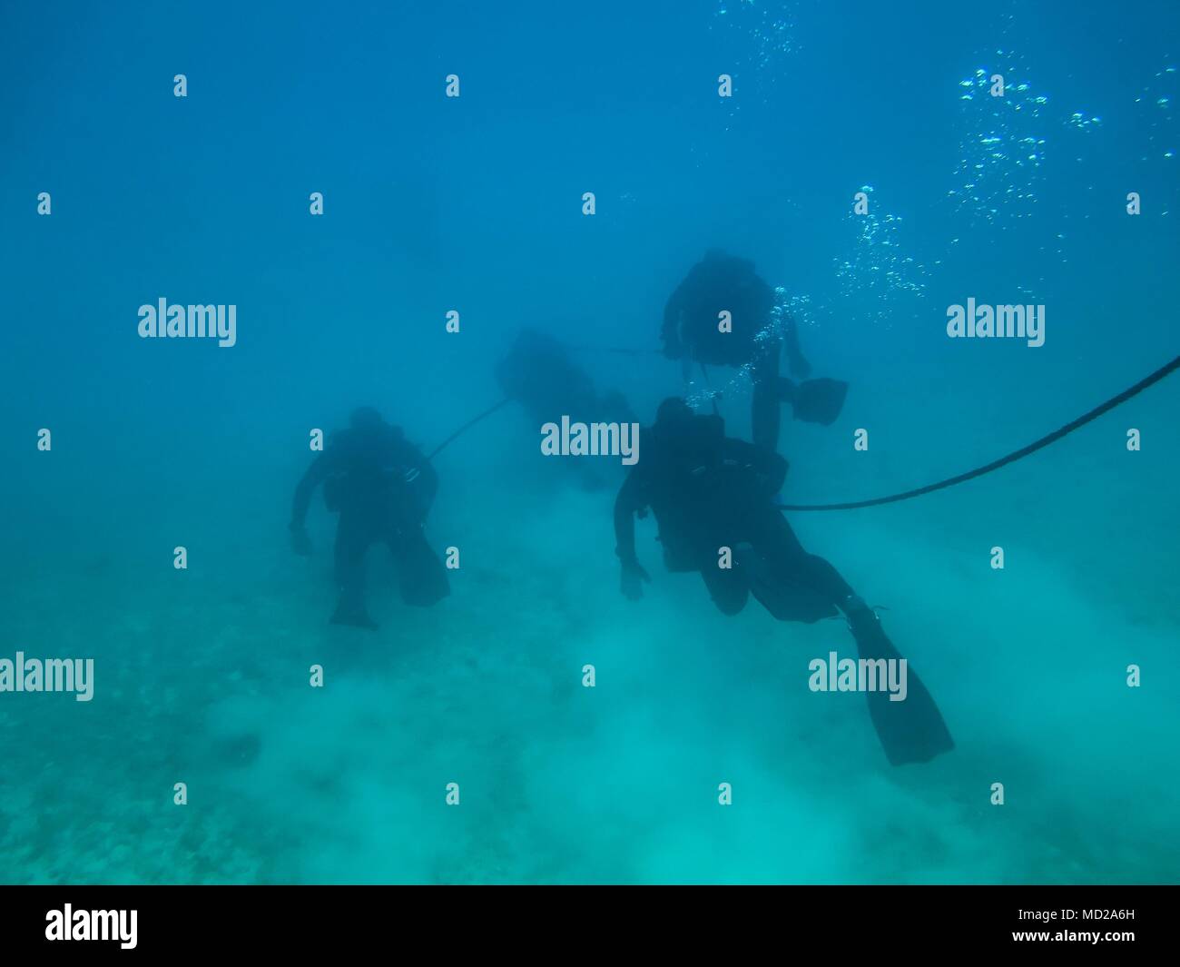 Die SOUDA BUCHT, Griechenland (9. März 2018) Marines mit maritimen Raid-Kraft (MRF), 26 Marine Expeditionary Unit (MEU), Schwimmen unter Wasser beim Tauchen Ausbildung bei Marinebasis Souda Bay, Griechenland, 9. März 2018. Die MRF durchgeführt, um die Ausbildung an der NATO Maritime Verbot Operations Training Center (NMIOTC) tauchen Kenntnisse zu erhalten.. (U.S. Marine Corps Foto von Cpl. Jered T. Stein/Freigegeben) Stockfoto