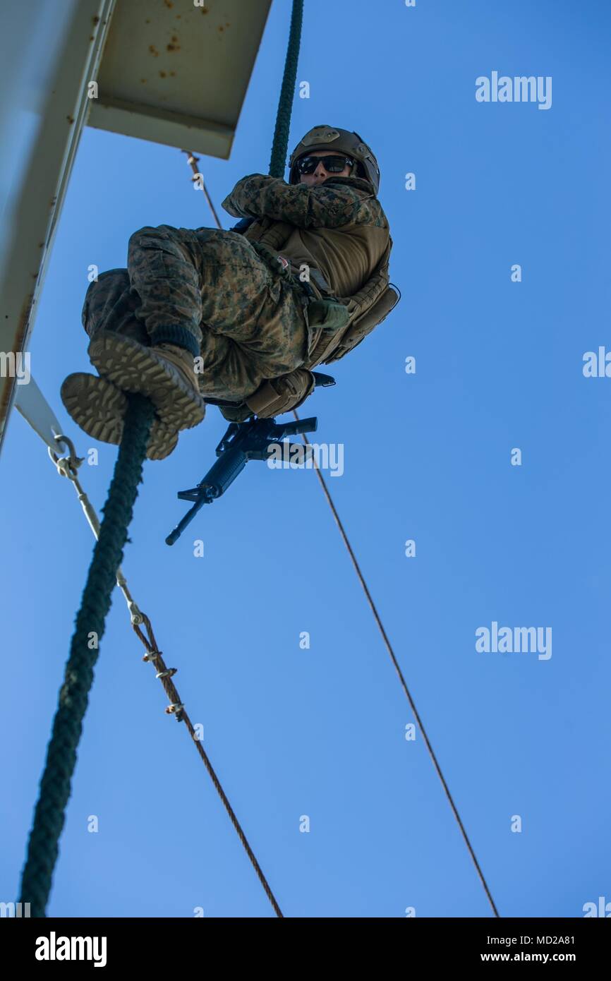 Die SOUDA BUCHT, Griechenland (6. März 2018) ein Marine zugeordnet zu maritimen Raid-Kraft (MRF), 26 Marine Expeditionary Unit (MEU), probt schnelle Seil Marinebasis Souda Bay, Griechenland, 6. März 2018. Die NATO Maritime Verbot Operations Training Center (NMIOTC) gehostete Ausbildung des MRF der MEU weiter für Maritime Security Operations vorbereiten können, sowie die Möglichkeiten der Partnerstaaten im maritimen Verbot Operationen zu stärken. (U.S. Marine Corps Foto von Cpl. Jered T. Stein/Freigegeben) Stockfoto