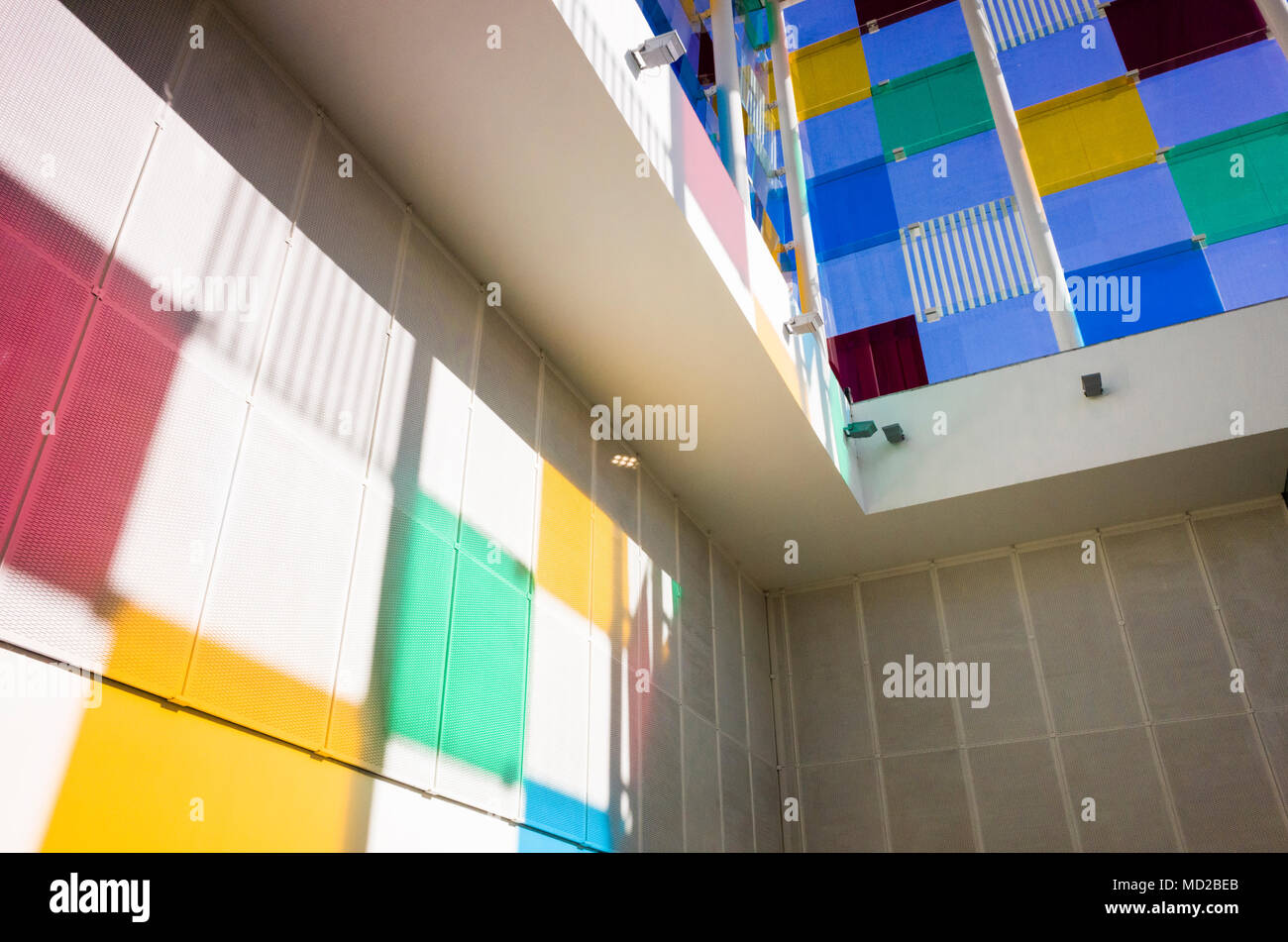 Malaga, Andalusien, Spanien: Innenraum der Glas- und Stahlkonstruktion als Der Cube (El Cubo) Der französische Künstler Daniel Buren für das Zentrum Po erstellt Stockfoto