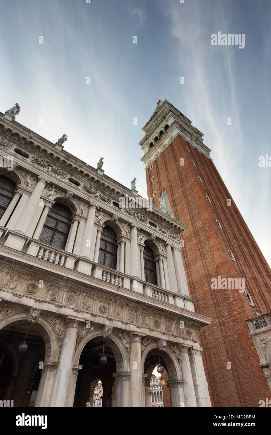 Malerischer Blick auf die procuratie Nuove und St Mark's Campanile in St Mark's Square, in Venedig, Italien. Stockfoto