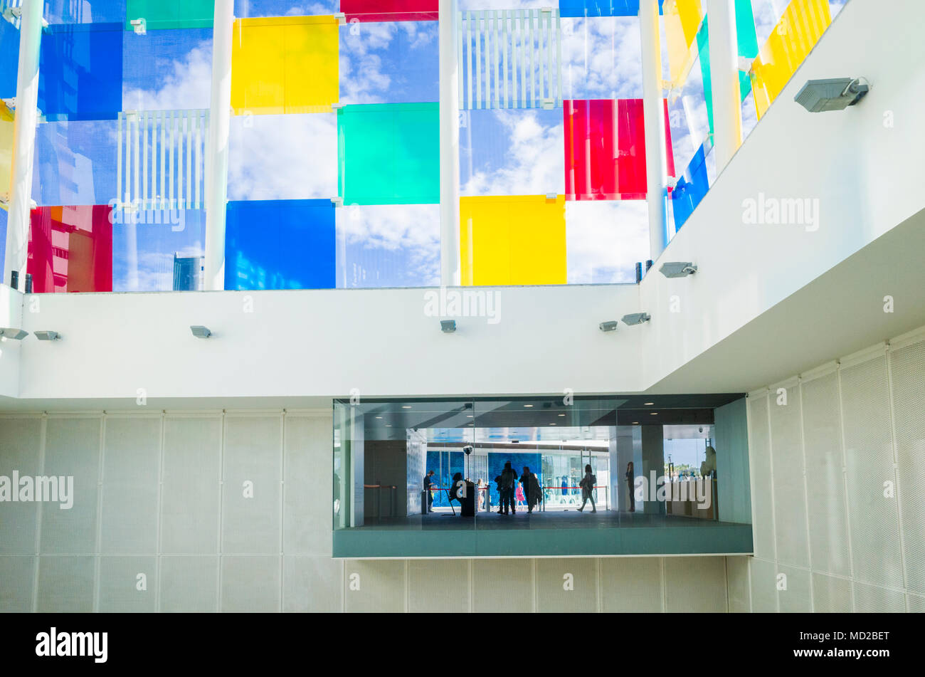 Malaga, Andalusien, Spanien: Innenraum der Glas- und Stahlkonstruktion als Der Cube (El Cubo) Der französische Künstler Daniel Buren für das Zentrum Po erstellt Stockfoto