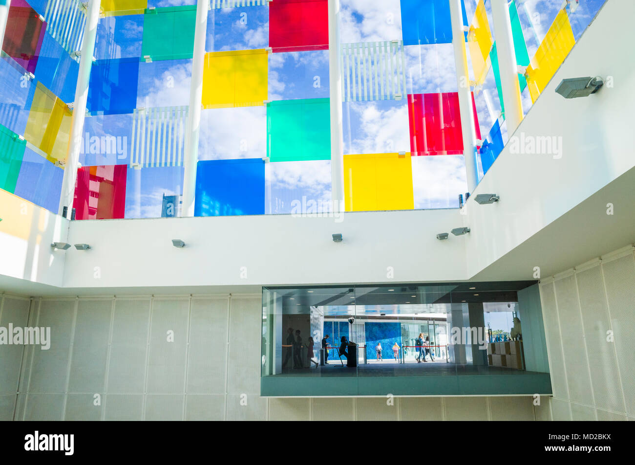 Malaga, Andalusien, Spanien: Innenraum der Glas- und Stahlkonstruktion als Der Cube (El Cubo) Der französische Künstler Daniel Buren für das Zentrum Po erstellt Stockfoto