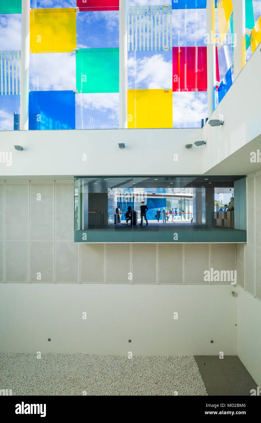 Malaga, Andalusien, Spanien: Innenraum der Glas- und Stahlkonstruktion als Der Cube (El Cubo) Der französische Künstler Daniel Buren für das Zentrum Po erstellt Stockfoto