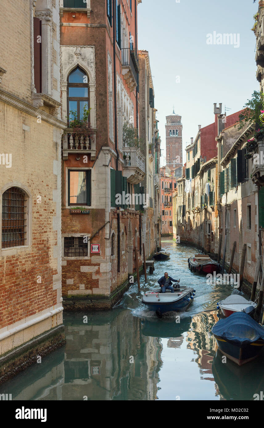 Malerischer Blick auf einem Kanal im Zentrum von Venedig, Italien. Die gotische Basilika dei Frari, in der Ferne gesehen. Stockfoto