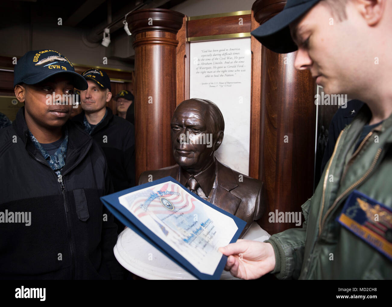 NORFOLK, Virginia (Mar. 16, 2018) - der Luftfahrt Bootsmann Mate (Ausrüstung) Airman Abriel Thomas, von Groesbeck, Texas zu USS Gerald R. Ford's (CVN 78) Luft Abteilung zugeordnet, steht an Aufmerksamkeit als Leutnant Adam Boyd eine Bescheinigung über die Entladung während Ihrer reenlistment Zeremonie liest. (U.S. Marine Foto von Mass Communication Specialist 3. Klasse Ryan Carter) Stockfoto