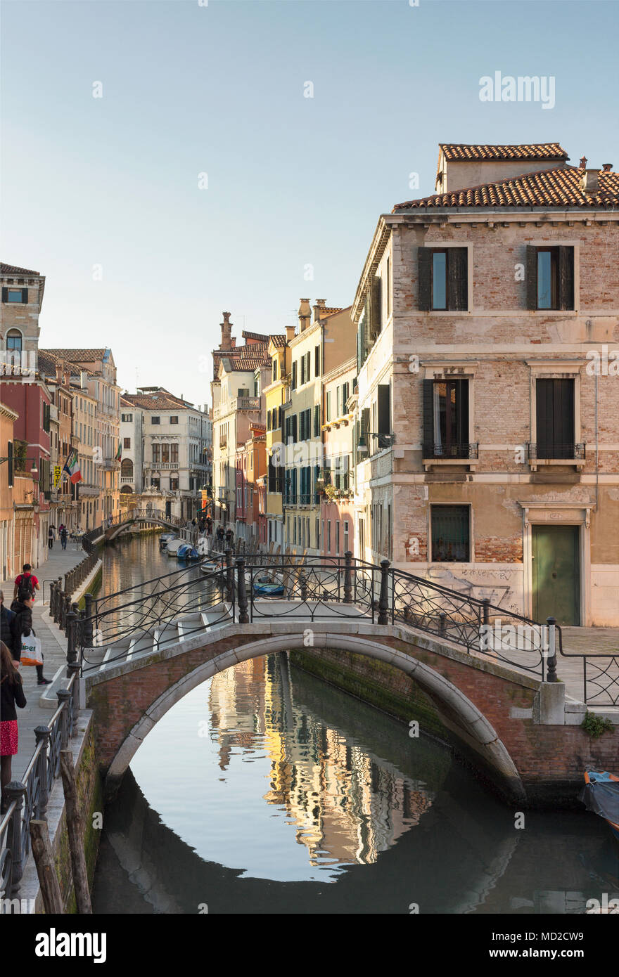 Malerischer Blick auf einem Kanal im Zentrum von Venedig, Italien. Stockfoto