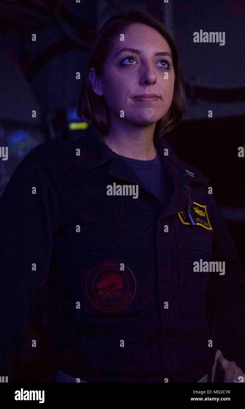 180313-N-PH 222-0148 PAZIFISCHEN OZEAN (12. März 2018) Leutnant Bretagne Allen, ein Kampf Taktik Kursleiter (WTI) aus Grand Kette, Illinois, zugeordnet zu den Naval Oberfläche und Mine Warfighting Development Center (SMWDC), Monitore, während eine Ausbildung Szenario in der Bekämpfung der Informationszentrale an Bord der San Antonio-Klasse amphibious Transport dock USS Anchorage LPD (23). Anchorage ist Unterwegs Training mit den Schiffen der Amphibisches Schiff USS Essex (LL 2) amphibische Bereit Group (ARG) in der Marine erste ARG Oberfläche Kriegsführung Advanced Tactical Training (SWATT) Übung. SWATT ist geführt von SMWDC, und ich Stockfoto