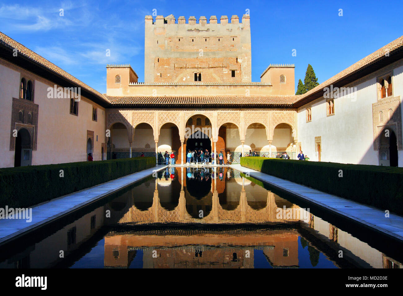 Granada, Andalusien, Spanien - 15. Februar 2009: Besucher durch den Turm von Comares und einen reflektierenden Pool im Hof der Myrten (Patio de Los Array Stockfoto