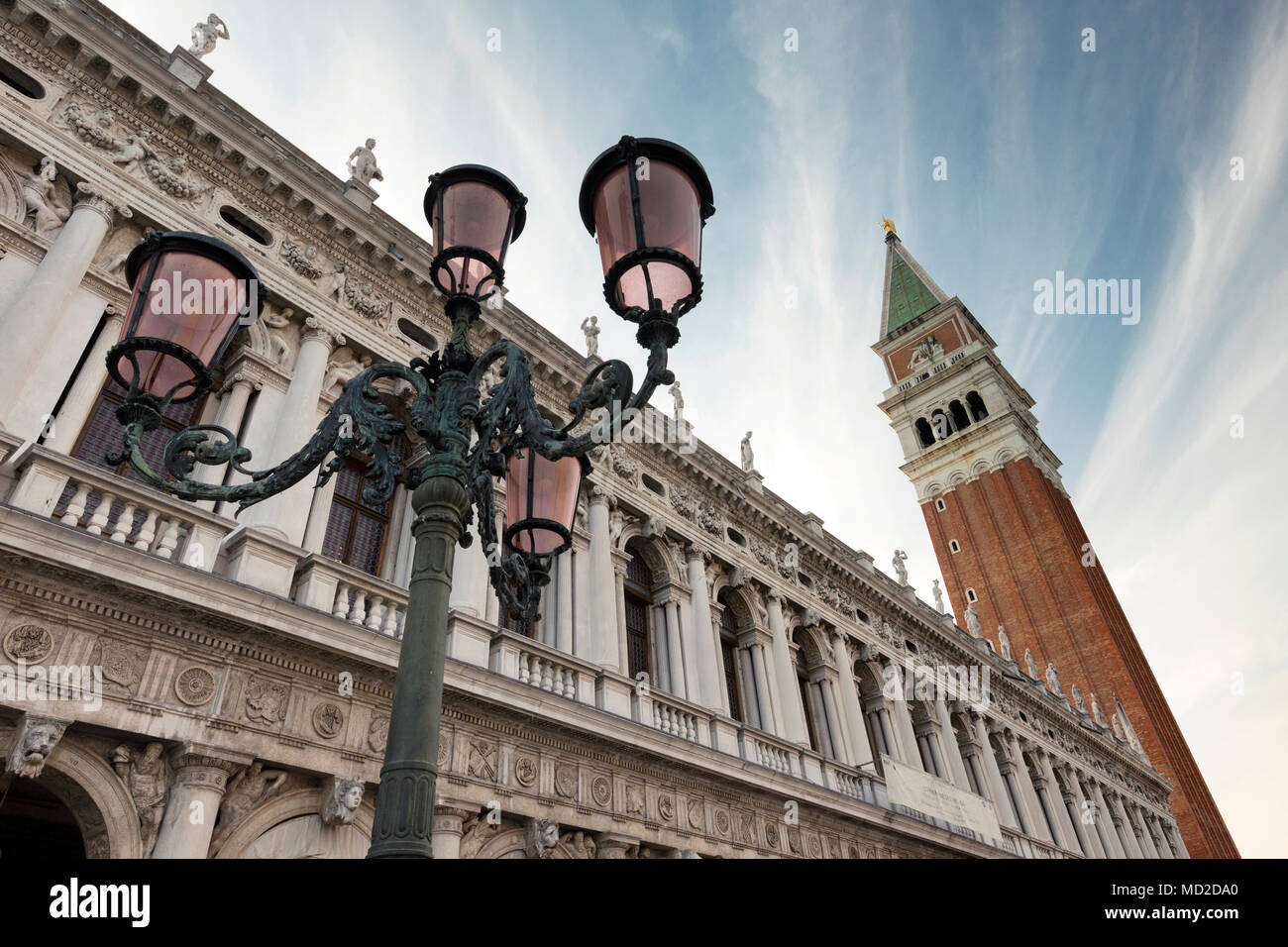 Malerischer Blick auf die procuratie Nuove und St Mark's Campanile in St Mark's Square, in Venedig, Italien. Stockfoto