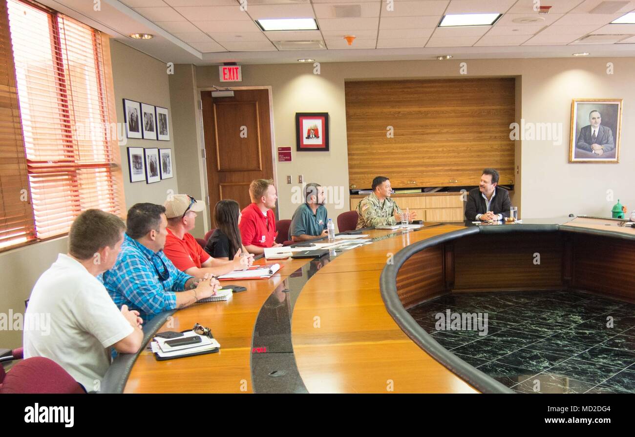 Wie die Sanierung von Irma und Maria beginnt unten über Puerto Rico die Carolina Gemeinde, Bürgermeister, Jose C. Aponte Dalmau und lt Col Roberto Solorzano am Tag mit der Unterzeichnung des "letzten Pass "Memorandum für markierte Eintrag zu wickeln. Die Unterzeichnung von Dokumenten, die die US-Armee Korps der Ingenieure abgeschlossen Entfernen der Rückstände aus dem öffentlichen Recht in der Gemeinde, am März 16, 2018. USACE durch seine Hersteller hat über 146.000 Kubikmeter Sturm Abfälle von Dez. 17, 2017 entfernt, durch März 14, 2018. Carolina hat eine Bevölkerung von schätzungsweise 160.000 und umfasst nahezu 60 squ Stockfoto