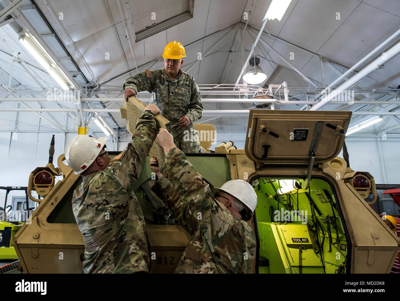 U.S. Army Reserve Mechanik über von der 200 Militärpolizei Befehl gepanzerten Schild zu heben bei einem Kurs wieder zu befestigen, um ein M117 Armored Security Fahrzeug (ASV) veranstaltet von der 99th Bereitschaft Division in Schenectady, New York, 14. März 2018. Dies ist der erste Kurs in der US-Armee finden speziell für den ASV, die hydraulischen Komponenten- und Wartungsverfahren, die sind im Gegensatz zu den meisten anderen Armee Fahrzeuge. Der ASV ist darauf ausgerichtet, den Einfluss einer straßenbomben während des Betriebs in städtischen Umgebungen zu widerstehen. Die Systeme ermöglichen die ASV zu Fei Stockfoto
